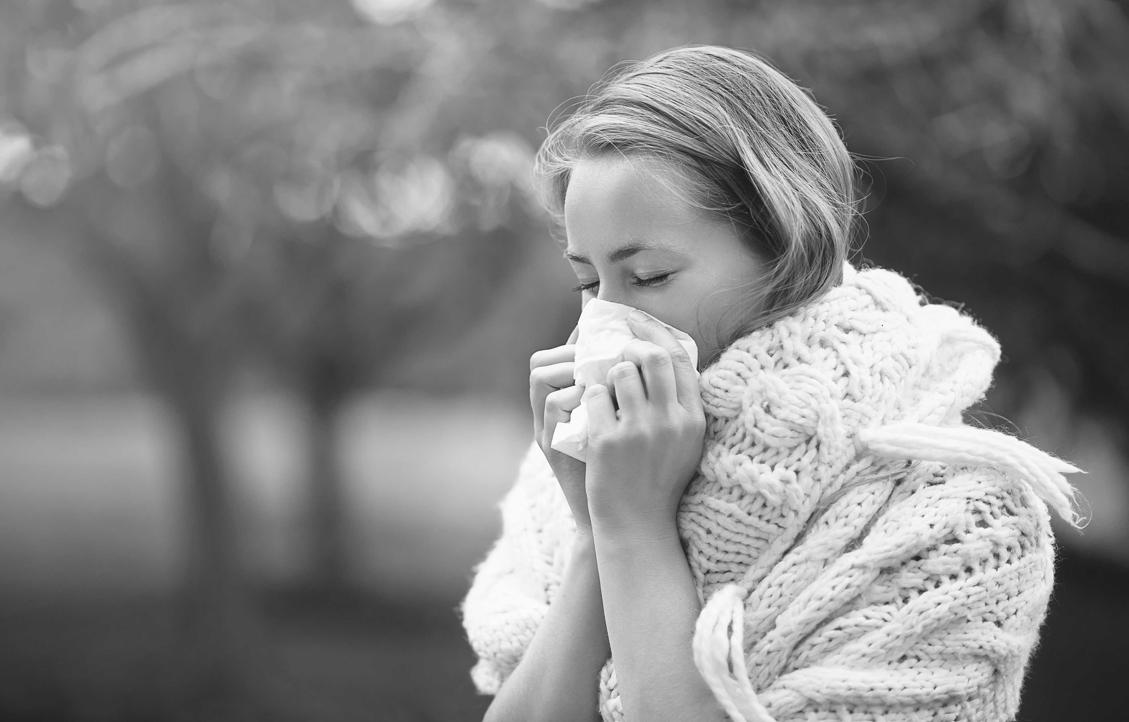 Allergy. Весенняя простуда. Лето простуда. Девушка в свитере.